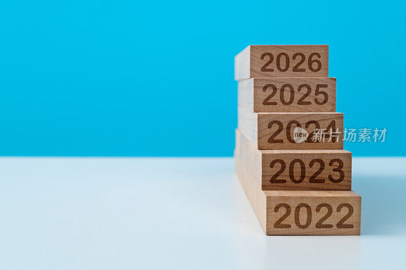 木块楼梯上的2022 - 2026号